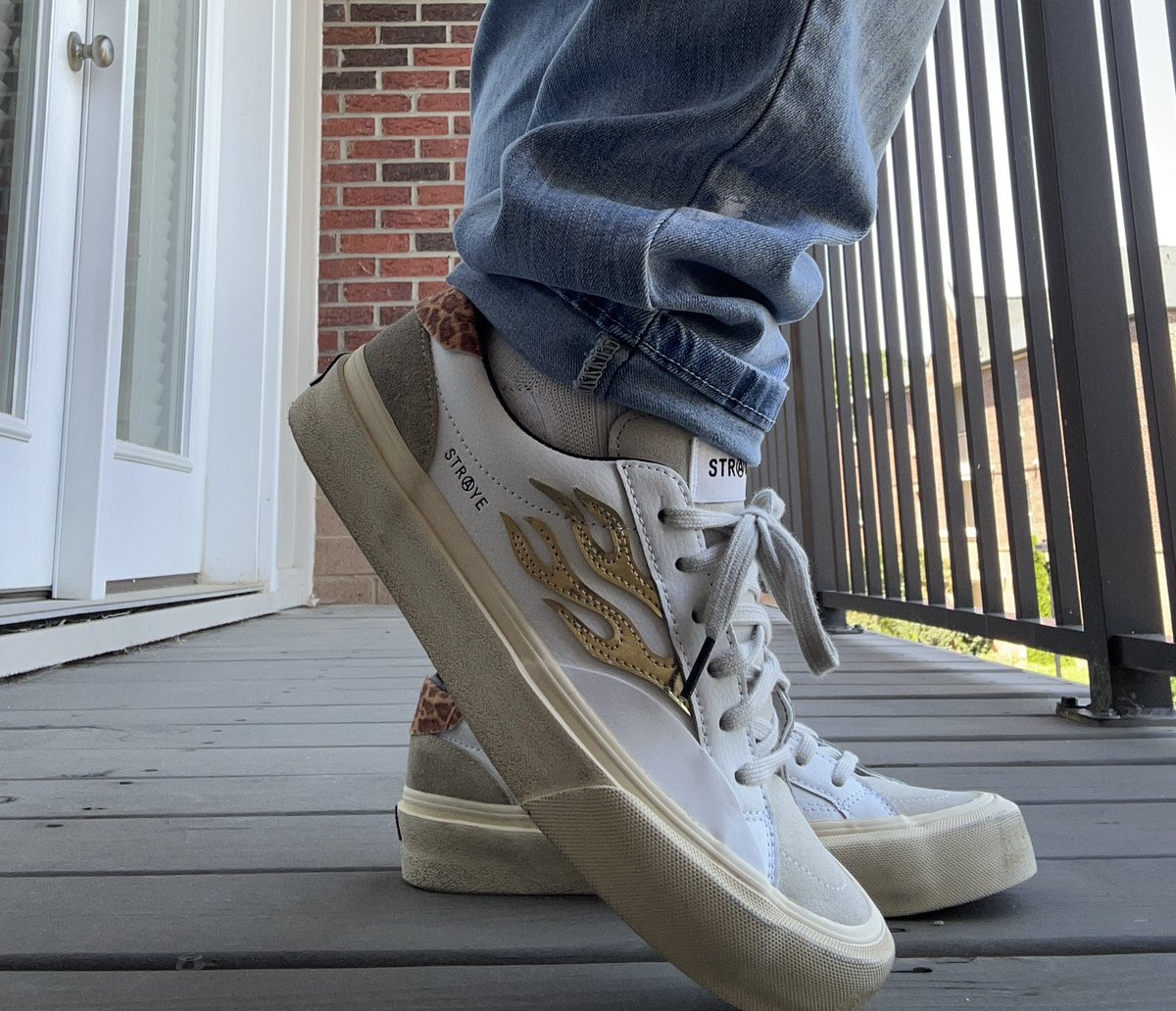 younggee4eva's tweet photo. #KOTD
SOMETHING DIFFERENT.
What y’all wearing today??
#Sneakerheads
#Straye https://t.co/sRjDbZgLKs