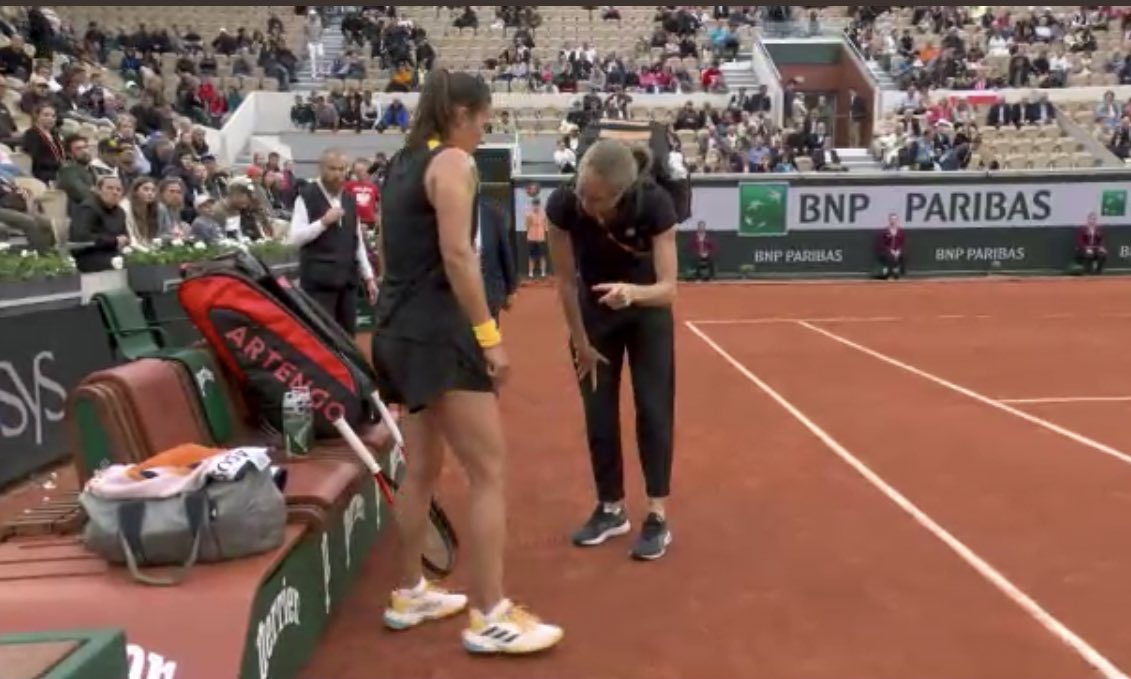Medical time out for Dara Kasatskina against Magdalena Frech. Kasatskina up a set and 1-1 in the second set.