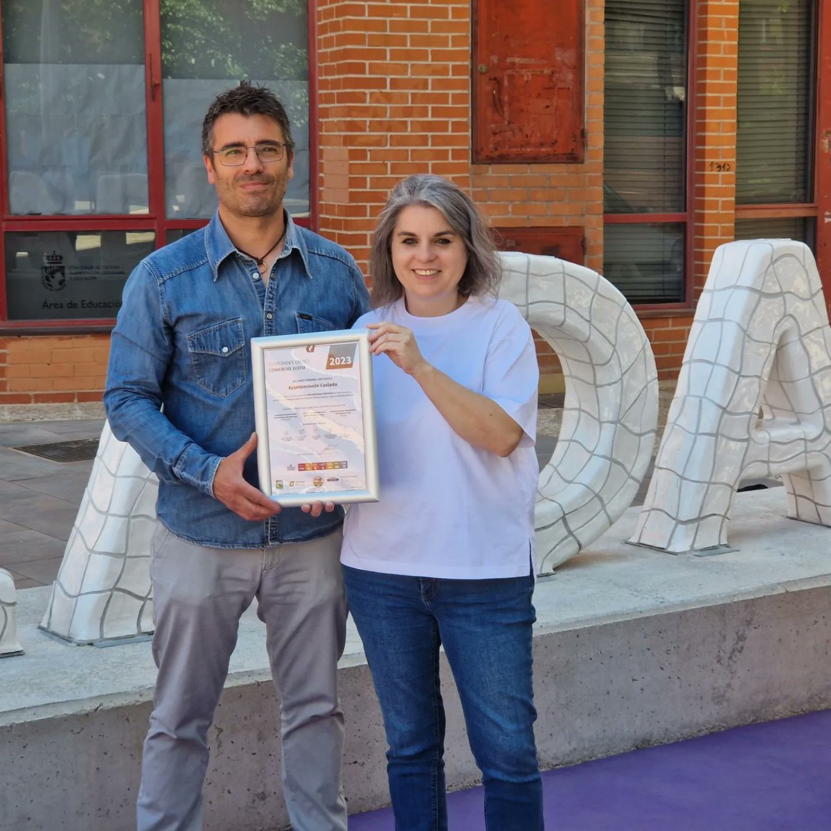 Nuestra portavoz y teniente de alcalde, @elennlebrato, ha recogido el certificado TOP Fairtrade Corporate por contribuir al comercio justo al haberse vendido en las maquinas expendedoras ubicadas en las instalaciones municipales 132 kg de café procedente de #comerciojusto