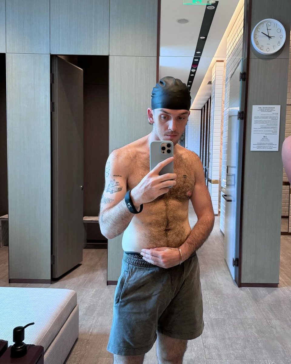 lauvsongs's tweet photo. swim cap guy https://t.co/18BmcS5A8s