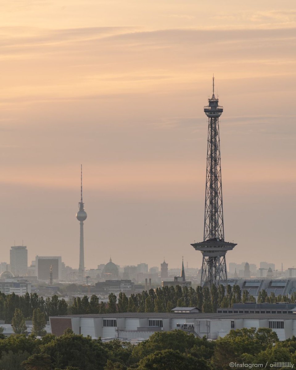 Which one is your favorite? The TV Tower or the Funkturm 😎🌅✨

#visitberlin #berlin