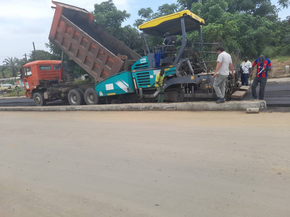 MintpGov's tweet photo. Route #Bonepoupa-#Yabassi: l'entreprise finalise les travaux supplémentaires et la réalisation des aménagements connexes de cette section sur un linéaire de 51,3 km.
#Cameroun 🇨🇲 https://t.co/TtFoYxqhdm