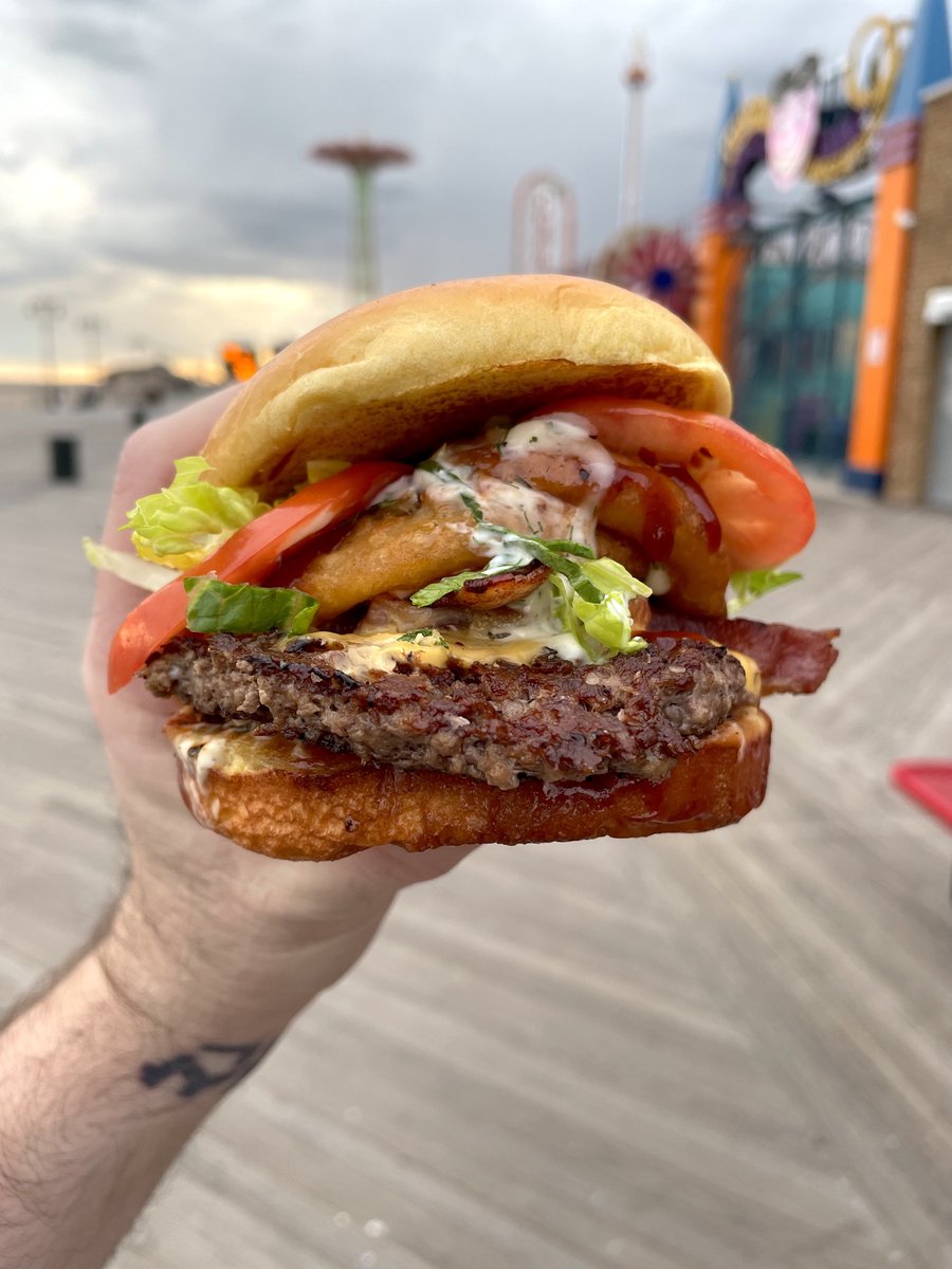 It’s not all hot dogs around here… Happy #NationalHamburgerDay! 🍔 #burger #hamburger #smashburger