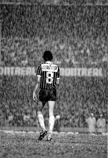 cronicaalvinegr's tweet photo. Qual a foto mais icônica do Corinthians?

A primeira que vem na sua mente, a que você acha que representa o Corinthians em seu estado bruto.

Não precisa explicar o porque, gosto pessoal.

A minha: https://t.co/MjsDV9MNix