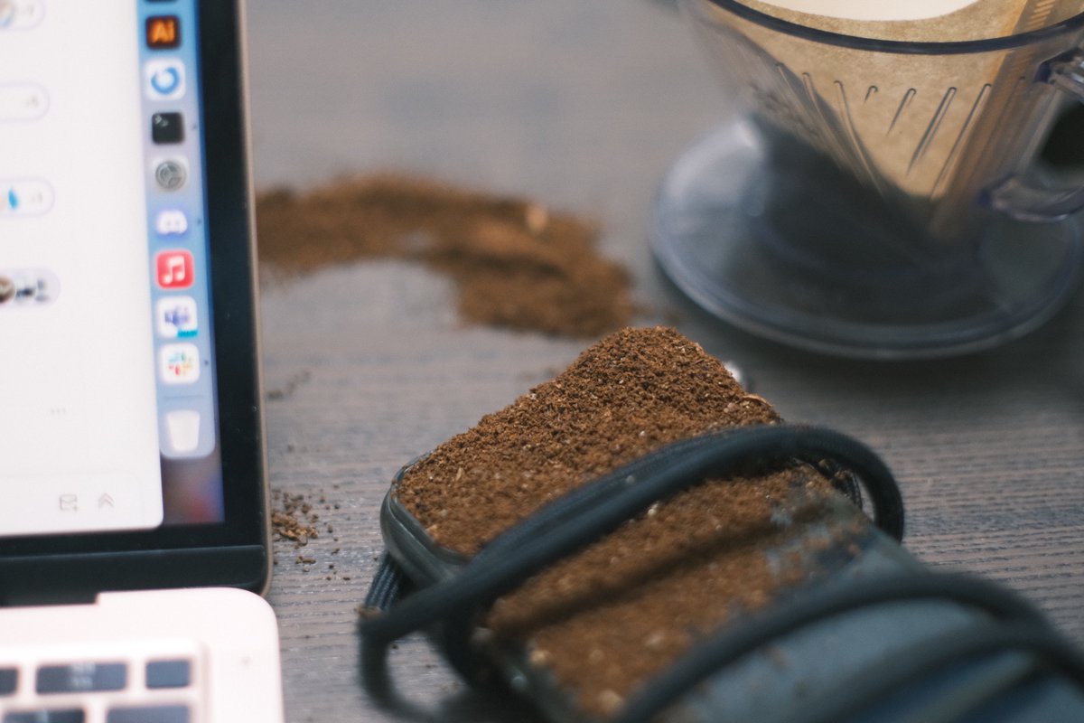 コーヒーの覚醒効果は、スマートフォン上にこぼしたときに最大となります
