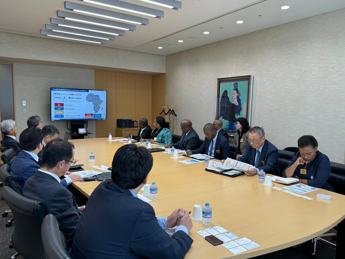 📍Tanzania Investment Promotion Mission in Japan🇹🇿🇯🇵

27 May 2024, Bilateral Meeting with #Toyota Tsusho Company executives.

#WekezaTanzania
#InvestinTanzania
#EconomicDiplomacy
#SafestInvestmentDestination

@mfa_tanzania 
@InvestTanzania 
@BarakaLuvanda28 
@GileadTeri