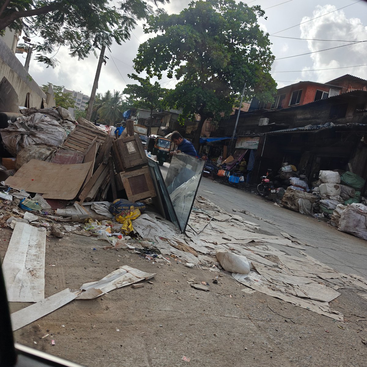 Namrata1712's tweet photo. @mumbaimatterz Footpath and road of MIDC road 11 Andheri East, two minutes from Seepz, 2 minutes from Radisson hotel... 10 mins from Airport and right next to Lodha Eternis, 'the spa living' 28th May https://t.co/rK6He4ZjA8