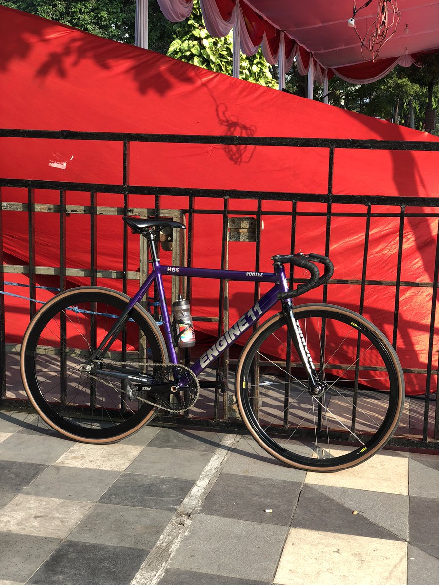 fwidyarsa's tweet photo. for sale : 
frameset engine 11 vortex 2016 size 53
inc fork alucarbon rb inertia (mirip fork bawaan), headset engine &amp; seat clamp engine.
4,8 masih nego. kondisi overall oke, gaada penyok atau crack. baret2 pemakaian aja.
mau tanya2 langsung aja gratis 🥰
#fnfjb https://t.co/PZhPzRoVOZ