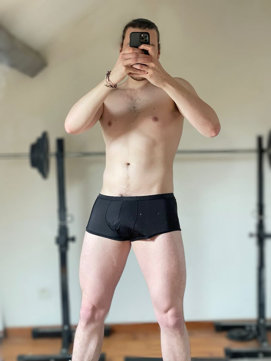 Hardimof's tweet photo. Je suis de retour 🥳 
Rt et je t’envoie la photo sans le caleçon 🍆 https://t.co/Fzm6DJad2j