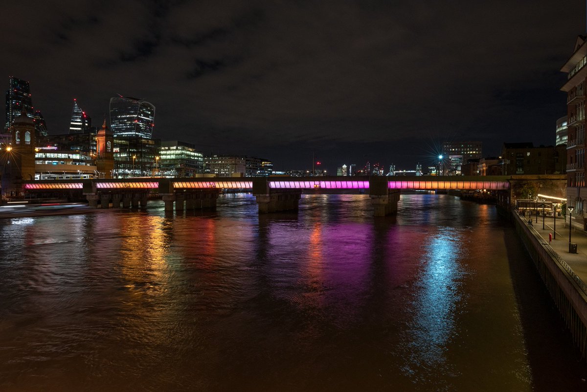 Here we document the transformation of Cannon Street Railway Bridge through Leo Villareal’s #IlluminatedRiver artwork. 

Washes of kinetic colour are subtly programmed to mirror the motion of passing trains. 

@VillarealStudio @lds_architects @AtelierTen

📸 © James Newton