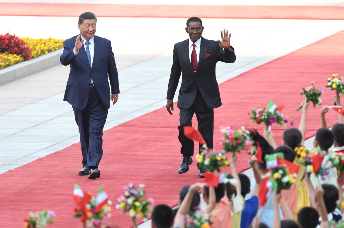 President Xi Jinping held talks with Teodoro Obiang Nguema Mbasogo, president of the Republic of Equatorial Guinea, in Beijing on Tuesday. A welcoming ceremony was held prior to their talks.