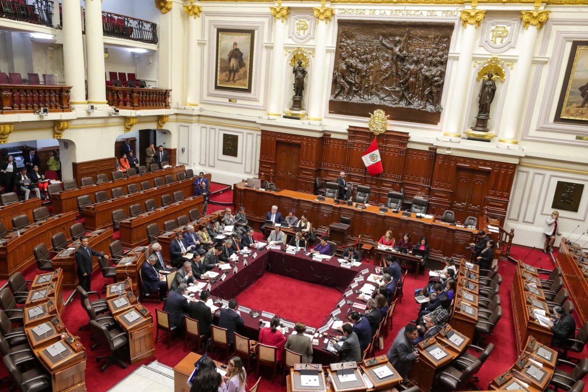 #PonlePunchePerú | El premier Adrianzén se presentó ante la Comisión de Constitución y Reglamento del @CongresoPeru. Agradeció la atención y el trabajo coordinado en las mesas técnicas para atender la solicitud de facultades legislativas realizada por el Ejecutivo.