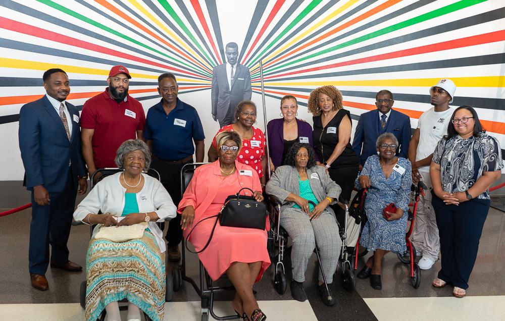 Family, clergy, area leaders and others gather at #Birmingham airport as mural unveiled in tribute of Civil Rights icon, The Rev. Fred L. Shuttlesworth. @BhamTimes
@bhx_official.
birminghamtimes.com/2024/05/civil-…