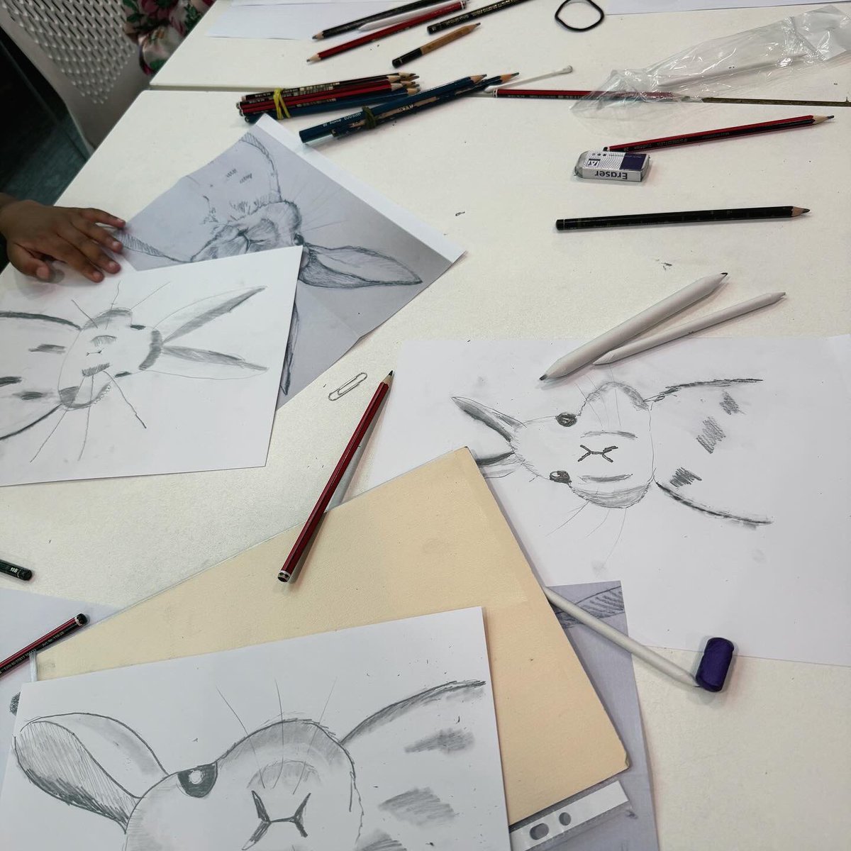 WoolwichLibrary's tweet image. We had lots of fun at #WoolwichLibrary with a sketching workshop with Naveet! Children learnt lots of different drawing techniques and put them into practice by creating their own drawings using tone and line. ✏️ #LoveYourLibrary #HalfTermFun