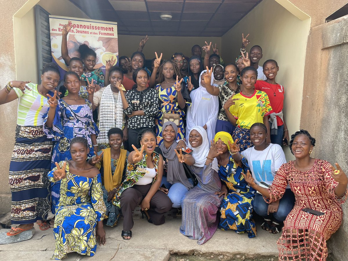 Ce #28mai, nous avons sensibilisé une vingtaine de jeunes filles sur les stigmatisations liées à l'accès aux services d'avortements sécurisés.
Elles ont aussi appris à fabriquer des serviettes hygiéniques réutilisables. Merci à <a href="/TICAHEALTH/">TICAH</a> pour l'appui financier.
#safeabortion