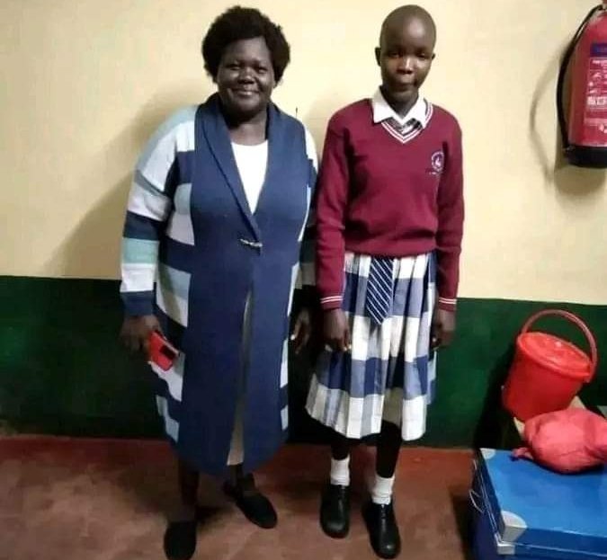 Sharon Cherono, the girl who was accused and bullied for stealing panties in CHEBOLE market in Bomet, warmly  received by Madam Josephine Arusei ,Principal Sosit Girls Secondary School.
Well wishers bought her new school uniforms extra panties and paid her school fees 

Sharon