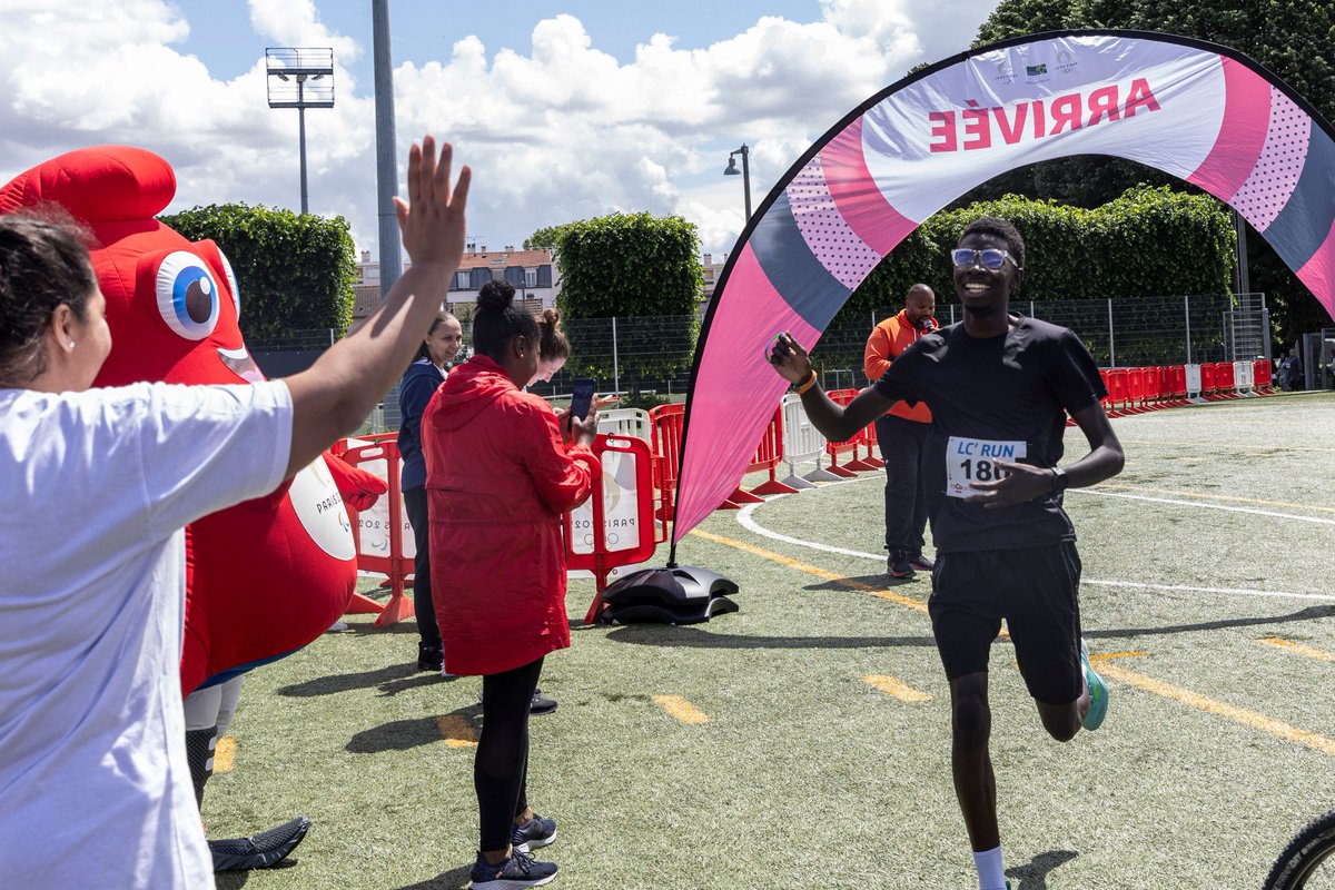 La_Courneuve's tweet photo. 💪 Près de 800 personnes ont participé dimanche 26 mai à la #course #LCrun, au stade Géo-André ! Un moment de #sport, de dépassement de soi, de convivialité comme on les aime 😉 Bravo à tout-e-s les participant-e-s et aux organisateurs-rices 👏
_______________
📸 Jeanne Frank https://t.co/NEBrmhDv0c