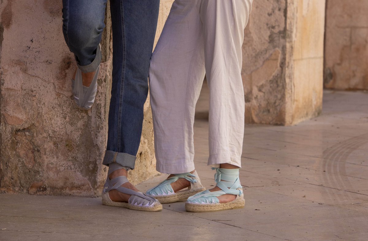 VETES ESPIGA 🌾

La col•lecció veta espiga consisteix en 5 colors diferents de veta que pots combinar amb qualsevol dels nostres models d’espardenya: planes, elàstiques, plataformes, cunyes…