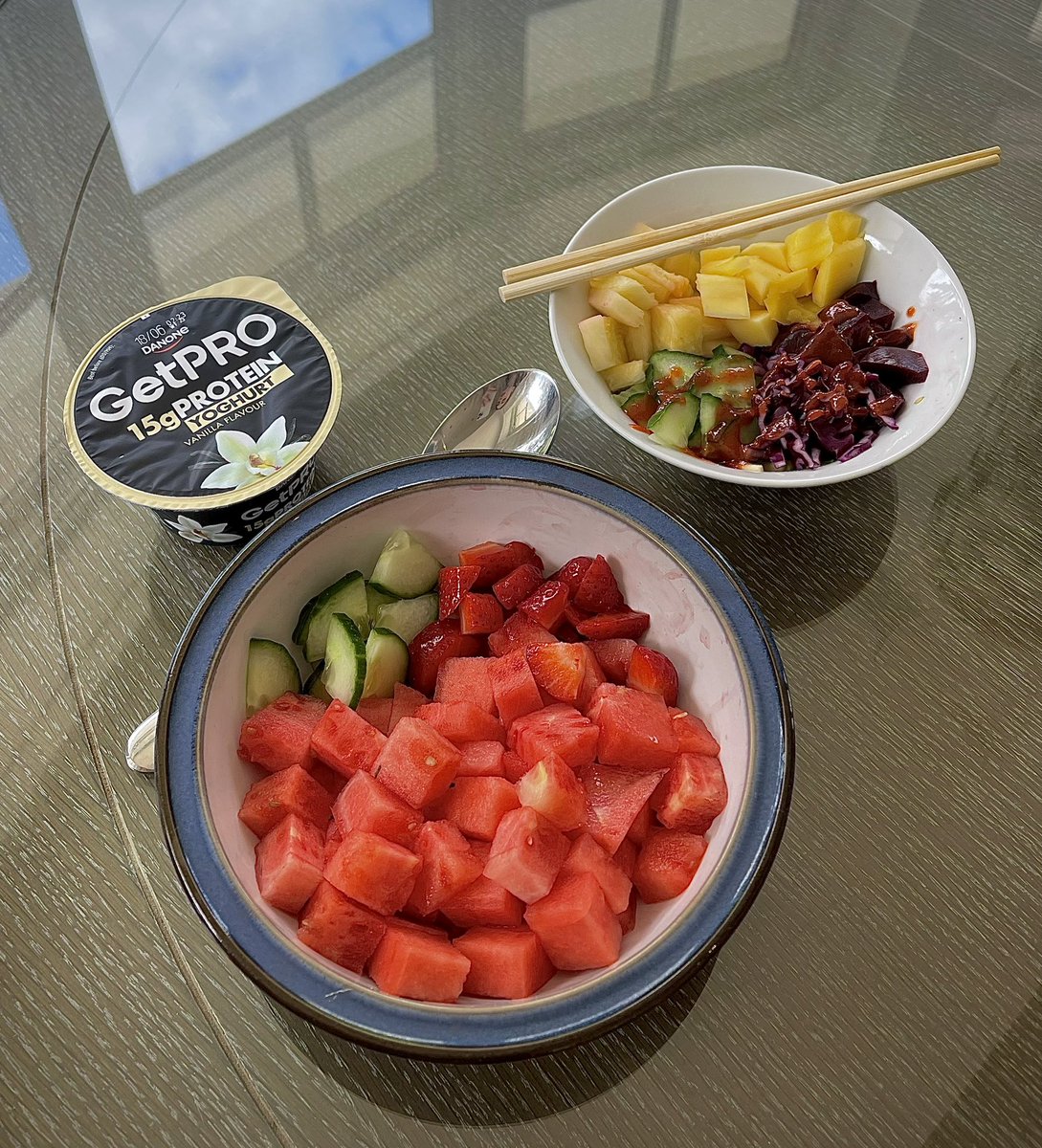 Todays meal 

🍓🥒🍉🍨           🥭🍆🥬🍍 

-1x protein yogurt 
-Watermelon, strawberries and cucumber 
-Poké bowl (zucchini noodles, mango, pineapple, red cabbage, beetroot, cucumber + sriracha)