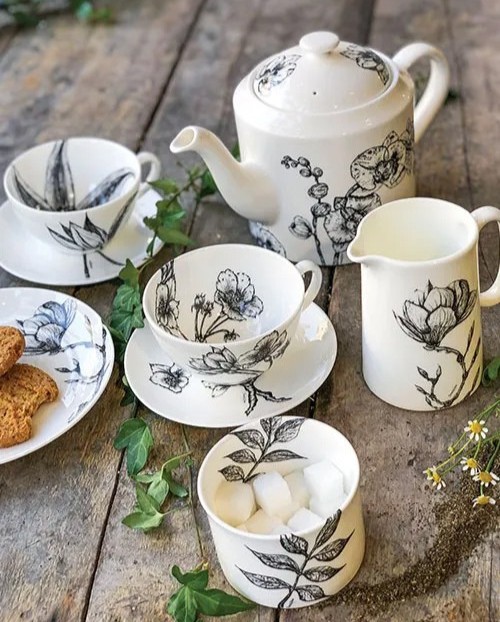 On this #TeapotTuesday, we are spotlighting the 'Floral Decadence Sarah Horne Botanicals' line created by @SarahHorne1. The striking illustrations are designed to appear as if the flowers are naturally draping off the branch and into your cup of tea: teatimemagazine.com/the-art-of-flo…