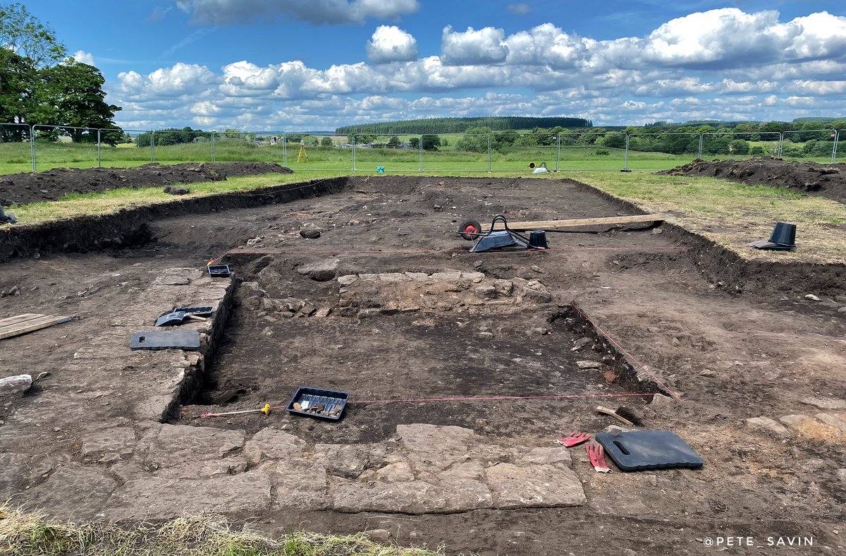 A shot from 2021 of the first view of the Roman bath house outside the fort walls east of Birdoswald, the excavations continue this summer for the final season from the 11th June and site tours are available english-heritage.org.uk/visit/places/b… #HadriansWall