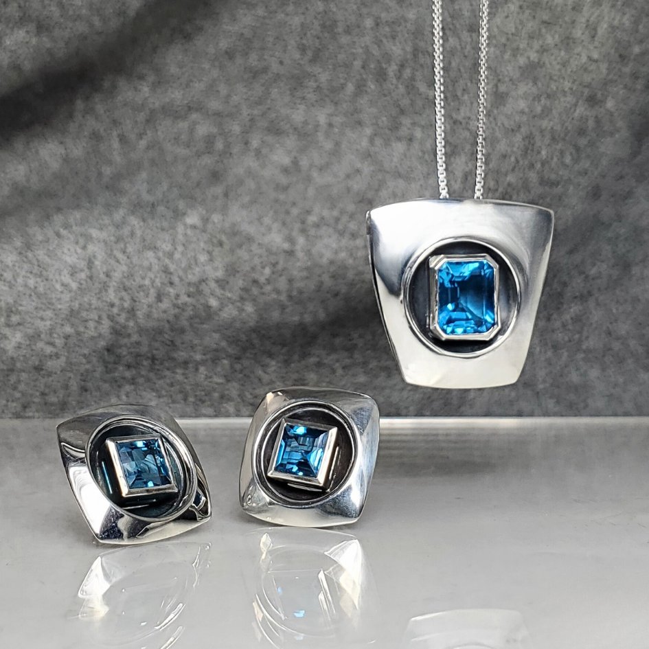 Summer is for color! 🌞✨ Check out this custom blue topaz earring and necklace set in sterling silver by #KatherineSpencerStudio. Inquire here: bit.ly/SnK-Bespoke-De… #summer #spencerandkuehn #color #bluetopaz #jewelry #wv