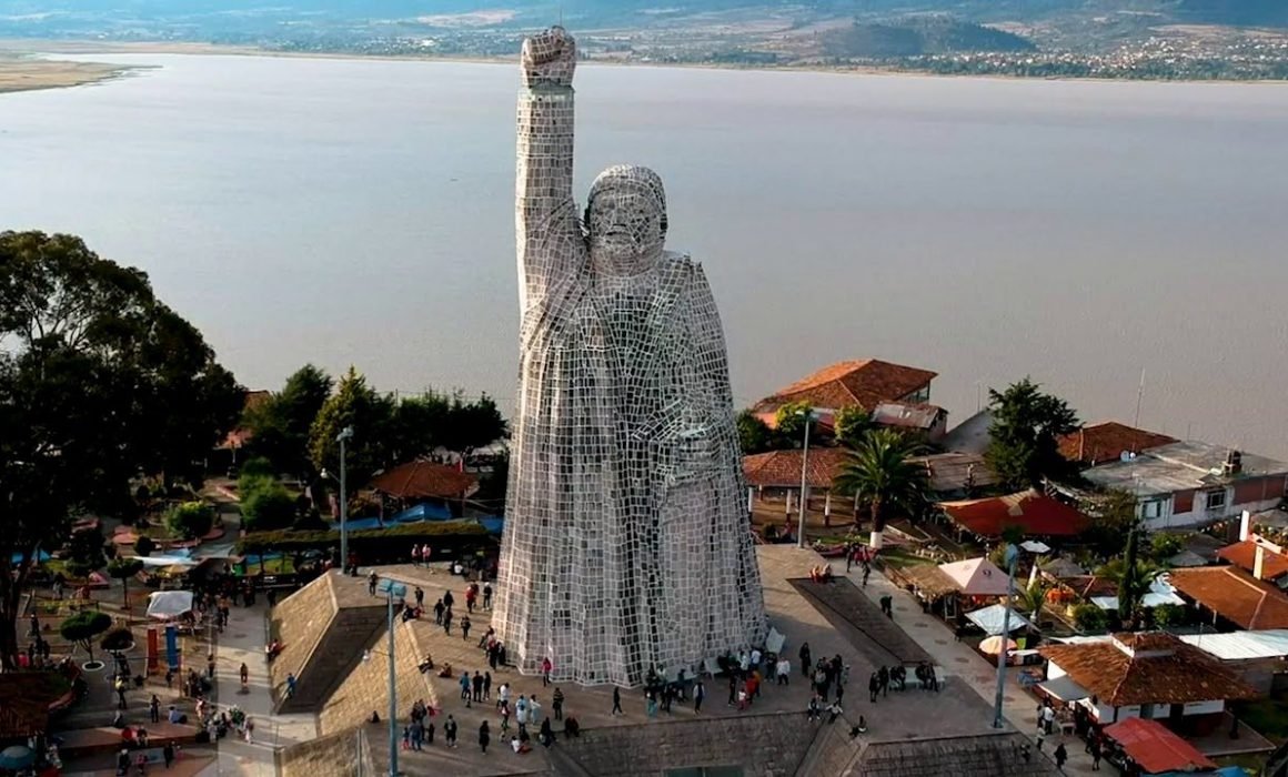 #SabíasQué... La decoración interior del monumento a José María Morelos en la isla de Janitzio, mide 47.75 metros con 5 niveles, es la segunda estatua más alta de México.
Esta obra la realizó el artista Ramón Alva de la Canal.
#Michoacán #elAlmadeMéxico