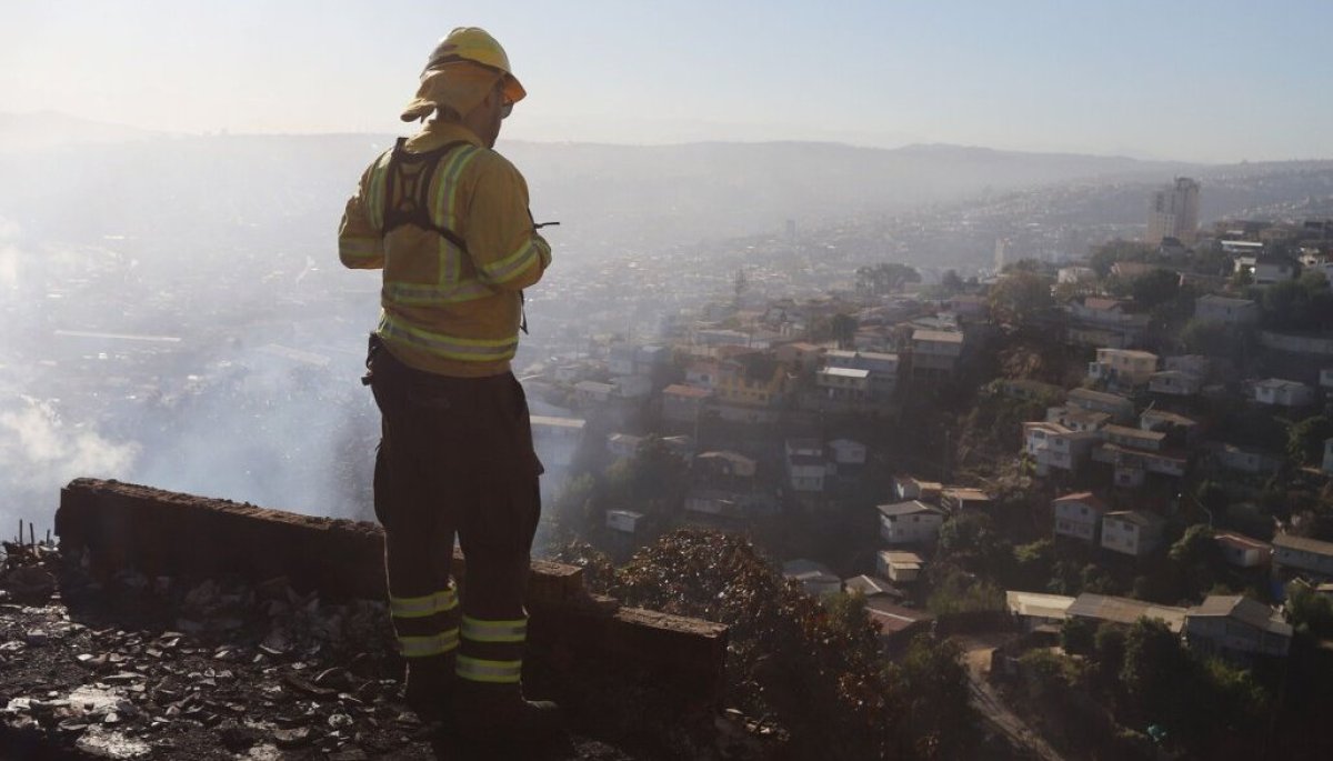 🔴 Megaincendio en Valparaíso: Fiscalía detalla cómo actuaron los dos imputados ▶️ definicionfm.cl/regionales/reg…