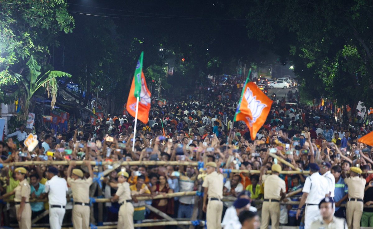 The fervour in Kolkata is unimaginable. The enthusiasm of Kolkata is unparalleled. And, the support for @BJP4Bengal across Kolkata and West Bengal is unprecedented. I bow to the wonderful people of Kolkata for the affection shown in today’s roadshow. Here are some glimpses.