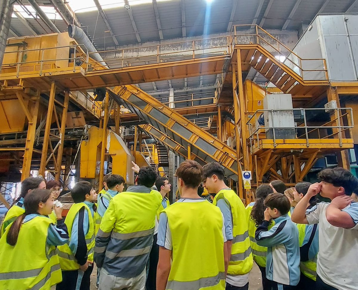 ENRIQUECIMIENTO EXTRACURRICULAR 
3º de ESO ha visitado las instalaciones del CTR de Salamanca, en Gomecello, para conocer de primera mano el imprescindible proceso de tratamiento de los residuos que generamos en nuestra sociedad.
#ColegiosHHCC
#EducaciónVicenciana
@ciudadsaberes