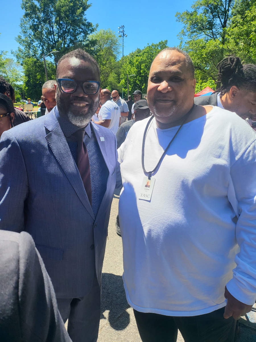 This past Saturday, Englewood celebrated the Safe Summer Kick-off at Hamilton Park Cultural Center! Sponsored by @ChicagoParks, the event promoted peace, unity, and love. Clifton Bell joined @ChicagosMayor in celebrating the community. 🌞💛 #Englewood #SafeSummer #ChicagoParks