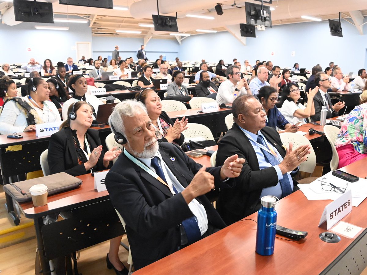 El Vicepresidente cubano, @SalvadorValdesM, ya está en la sala plenaria de la Cuarta Conferencia Internacional sobre Pequeños Estados Insulares (PEID) para participar en la Reunión de alto nivel sobre movilización de recursos para los PEID, que tiene lugar en Antigua y Barbuda.