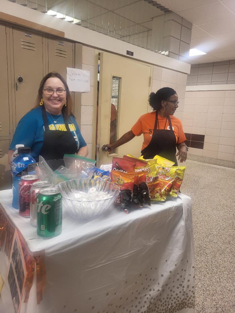 KimHarris4983's tweet photo. Did someone order room service? Yes! The Mighty Stovall Steers and there orders were filled and delivered by our MTSS Dream Team led by our visionary SEL Specialist Paul Salazar. @DrCrystalWatson @SELCulture_AISD @drgoffney @MarcieStrahan @StovallMS_AISD https://t.co/ss6xWg7g6V
