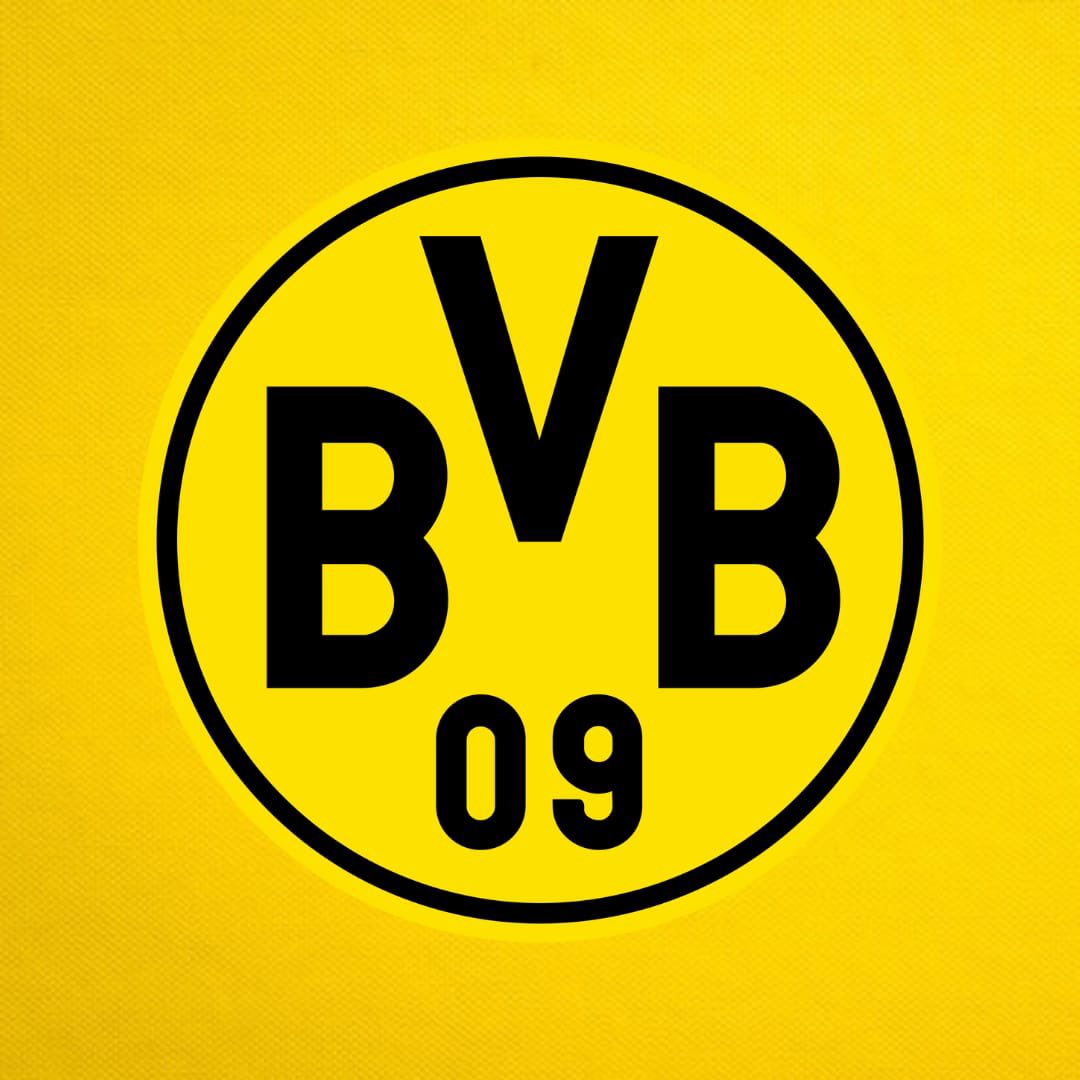 BundesInsider's tweet photo. 🚨 𝐁𝐑𝐄𝐀𝐊𝐈𝐍𝐆 | A Rheinmetal, fabricante alemã de armamentos de guerra, é a nova patrocinadora do Borussia Dortmund.

Os auri negros assinaram um contrato de 3 anos que agora se torna uma das maiores fontes de renda do clube: serão mais de €20 milhões de lucro. 💰

A empresa será a “parceira campeã” do BVB, realizando anúncios publicitários nos letreiros do Signal Iduna Park e em outros veículos ligados ao clube. 🏟️

Antes de acordarem com o patrocínio, Carsten Cramer (diretor comercial) e Hans-Joachim Watzke (CEO) analisaram minuciosamente o caso. Recentemente, ambos consultaram políticos do alto escalão como o ministro da defesa alemã, Boris Pistorius, comitês internos e representantes da torcida. 🔍

O feedback foi majoritariamente positivo e, no fim, Watzke “bateu o martelo” em prol do acordo. Entretanto, os chefes estão cientes de que essa parceria é um “novo território” e que a decisão gerará debates por muito tempo, além de atrair severas críticas de grupos de torcedores. ⚠️

ℹ️ Fundada em abril de 1889, a Rheinmetal é uma das maiores fabricantes bélicas do mundo. Atualmente sediada em Düsseldorf (a 70 km de Dortmund), a empresa possui 28.000 funcionários e uma receita anual de €7.17 bilhões. A Rheinmetal é a principal fornecedora armamentista da Bundeswehr (forças armadas alemãs), produzindo tanques Leopard, sistemas de defesa antiaéreos, canhões anti-tanques, mísseis, etc. A produção da empresa chegará a 200.000 projéteis balísticos por ano com o seu novo polo industrial na Dinamarca, com acordo selado para a construção de outro na Ucrânia.

🗞️ @RNBVB, @BILD, @Reuters (🌕)