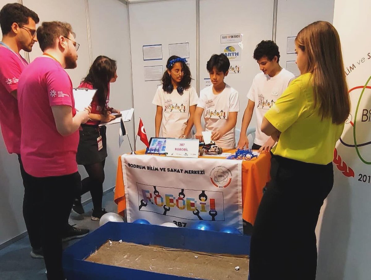 BilsemBodrum's tweet photo. Dünya Robot Olimpiyatlari “WRO2024-İzmir Geleceğin Mucitleri Yıldizlar” kategorisinde okulumuzu temsil ettik. 
Öğrencilerimiz Irmak KAYA, Ege Barış ACAR, Ali Emir SOYDAN’a, Bilişim Teknolojileri öğretmenimiz Özge TÜRKER'e ve değerli velilerimize çok teşekkür ederiz. https://t.co/svrcoewaMh