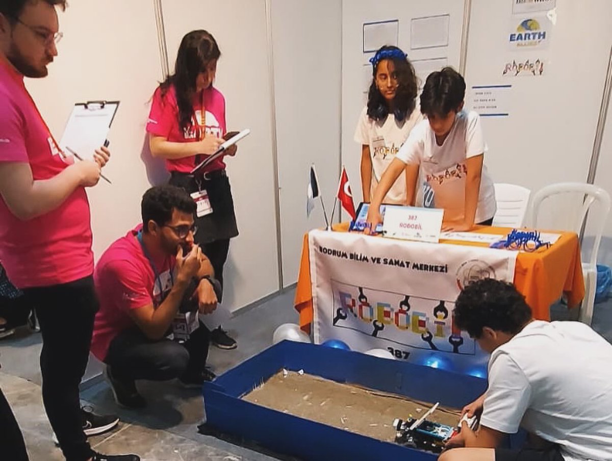 Dünya Robot Olimpiyatlari “WRO2024-İzmir Geleceğin Mucitleri Yıldizlar” kategorisinde okulumuzu temsil ettik. 
Öğrencilerimiz Irmak KAYA, Ege Barış ACAR, Ali Emir SOYDAN’a, Bilişim Teknolojileri öğretmenimiz Özge TÜRKER'e ve değerli velilerimize çok teşekkür ederiz.