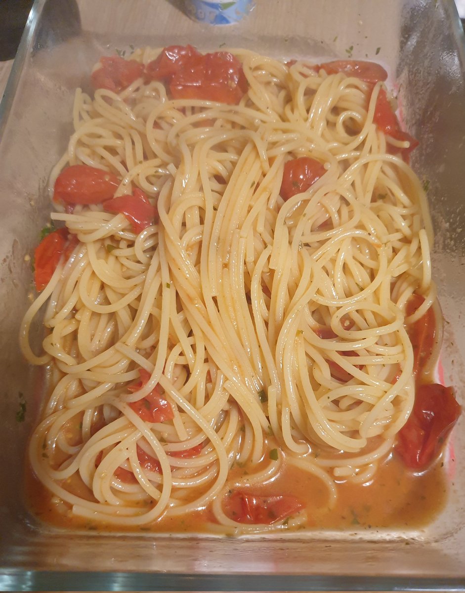 Antipasto #impepata, a seguire entrana, non male anche stasera.
Col sughetto delle cozze avanzate spaghetto con i pomodorini, e anche il pranzo per domani è servito .
Buona cena e sempre #juvemerda