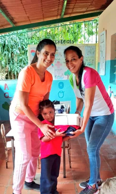 Gracias a la gestión del Presidente <a href="/NicolasMaduro/">Nicolás Maduro</a> a través del 1x10 del buen gobierno, se realizó la entrega de uniformes y zapatos para los niños y niñas Simoncito Comunitario La Esmeralda- Choroni Municipio Girardot.
#PorAmorAVenezuela
<a href="/_LaAvanzadora/">Yelitze Santaella</a> 
<a href="/MPPEDUCACION/">MPPEDUCACION</a>