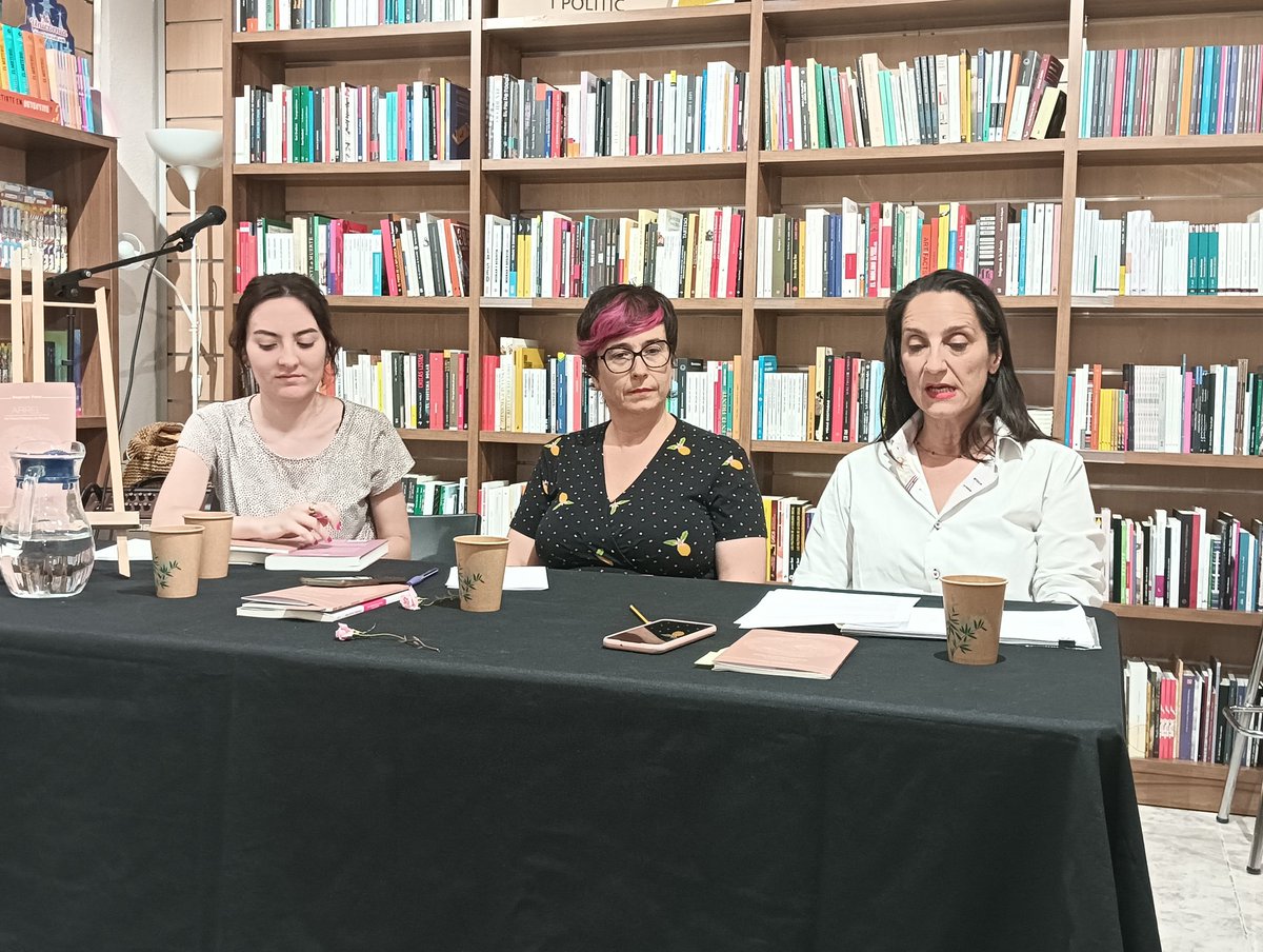 ImmaManez5821's tweet photo. La maternitat, crit i joia salvatge. Hui "Arrel"de @BegonyaPozo a la llibreria #LaRossa de Benimaclet. Gràcies, un goig haver- hi compartit versos i vesprada . https://t.co/vRb91d6rBq