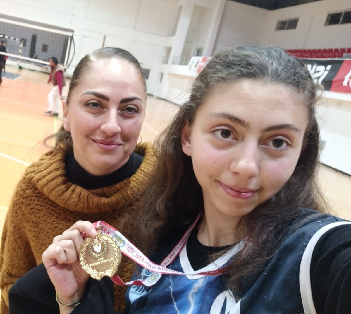 Bugün kamu görevlilerine soruşturma izni çıktı Serin'im. Adım adım kavuşana kadar, bu pisliklerden hesap soracağız.  
Ben senin yokluğunda her saniye ölürken, bu kendini bilmez cahiller nefes alıyorlar. Maddi gerçekmiş, 72 can enkazda öldü.Tek maddi gerçeğimiz bu ahlaksızlar