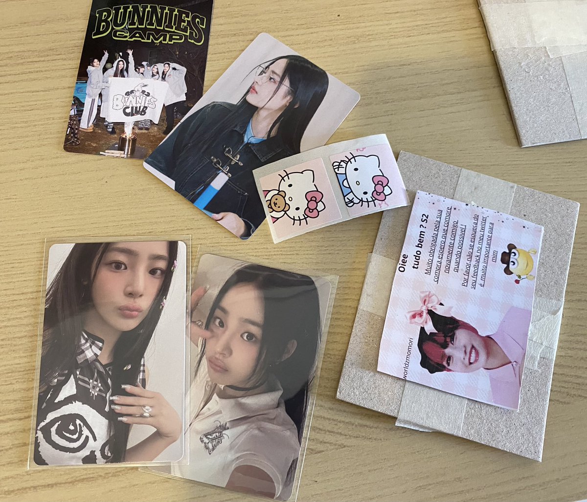 fuckedkitty23's tweet photo. Oii gnt, passando aqui pra fazer um feedback desses cards maravilhosos!! Eu amei, veio com brindes super fofos e chegou super rápido!!! Muito obrigada comprem com essa divaa @worldzmomori https://t.co/6uazGpkqTW
