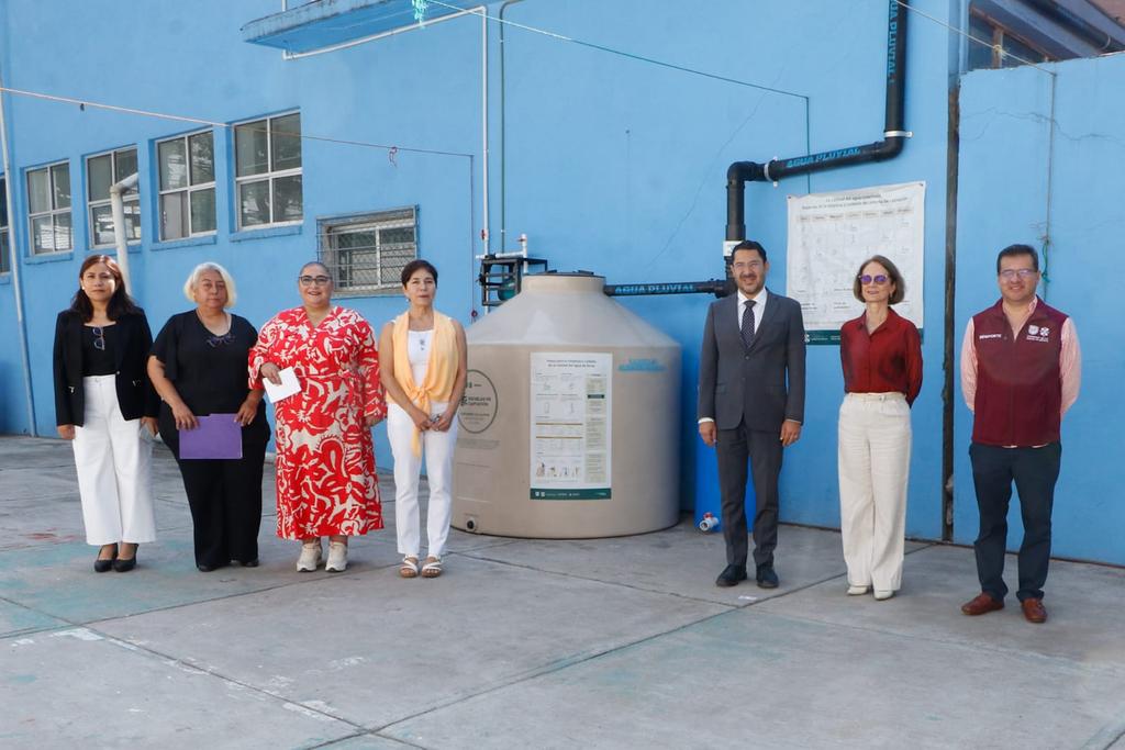 Esta mañana visité la escuela primaria “Maestro Antonio Caso”, donde informamos que llevamos el 99.99 % de avance en la instalación de los sistemas de captación de agua de lluvia en planteles de educación pública, de primaria y secundaria, de la Ciudad de México. Con la