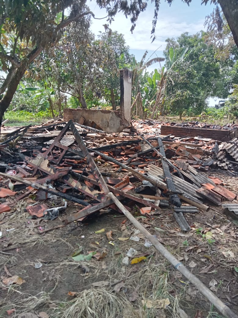 ayvitry's tweet image. Semua nya hangus dan tak tersisa 😭🥀 kuatkan hambamu ini ya Allah , aku percaya semua yang terjadi adalah kehendak mu ya Allah 🥲🥲 aku pasrah, ikhlas dan sabar. 🥀😭
Maaf kalau aku alay disini 🙏🙏🙏

 #curhatsedikitbolehgaksih  🥲😭
#keepstrong
#gonabeokay 
#takdirku