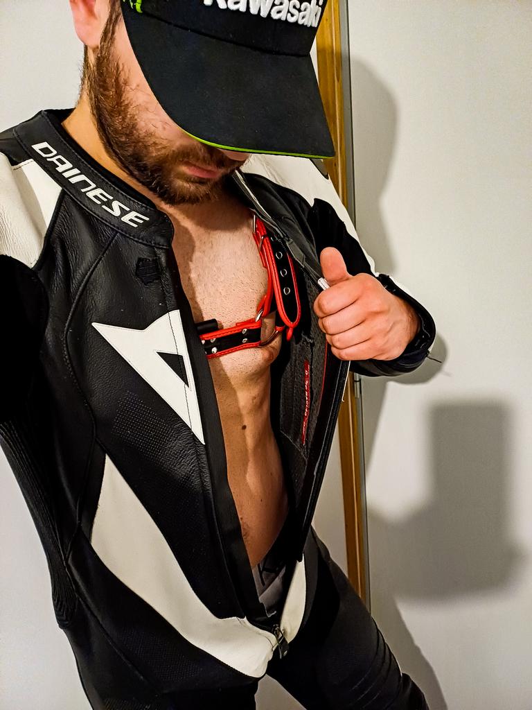 Envie d'un motard 😏😈

➖➖➖➖➖➖➖➖➖➖➖➖

#gay #gaybikers #gaybiker #gayfrance #gaypride #gaymec #gayboy #cuirgay #gaysneaker #minet #menoboy #frenchtwinks #sneakers #bikergay #gayparis #gaysniff  #gayplay