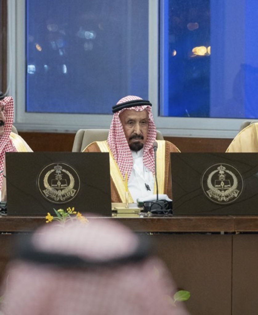 صورة جمعت صاحب السمو الملكي الأمير #عبدالله_بن_بندر بن عبدالعزيز 
وزير الحرس الوطني 
والشيخ : فيحان بن تركي بن فيحان بن ربيعان 
" امير الفوج التاسع بالحرس الوطني " 
خلال الاجتماع الثاني لمجلس أمراء الأفواج لعام 1445هـ