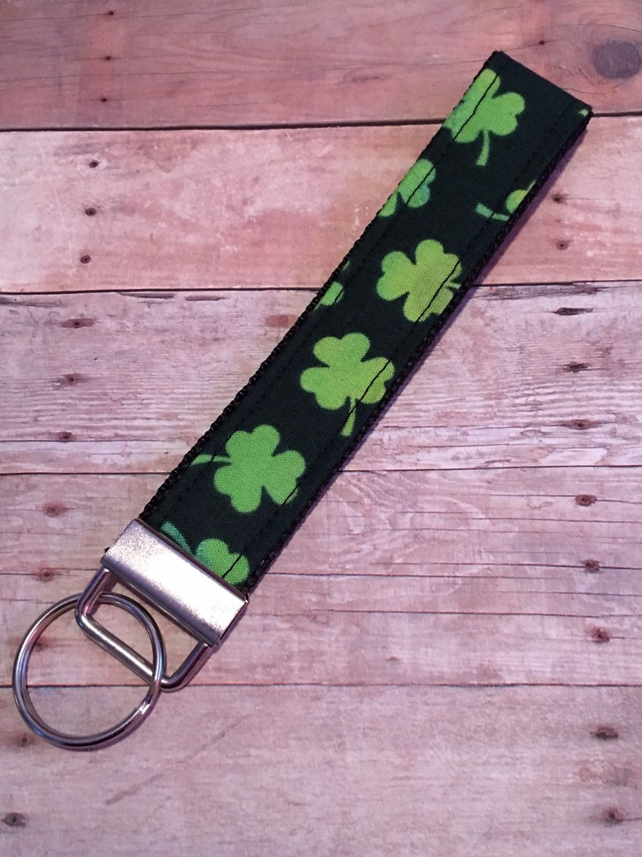 Key fob, Keychain, Key holder, Wristlet, Green with Shamrocks, St. Patrick's Day, Key Lanyard, Wrist Key Holder, Gift ideas, Spring tuppu.net/d566d6e4 #KingdomWorkshop #GiftsforMom #Handmadegifts #FathersDay #MemorialDay #MothersDay #TeacherGifts