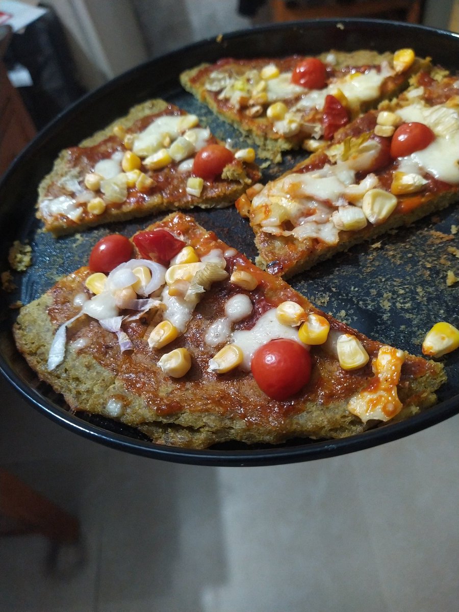 AmbalikaRayan's tweet photo. #throwback #tuesdaymood #ReallyLatePost 
  I stopped eating pizzas more than 8 yrs ago and have not really missed it or been tempted by it. In my mind, it stayed labelled as an unhealthy food. 
Then about a month ago I came across this recipe by Conscious Food  for baking a pizza https://t.co/aa5BOP4J5p