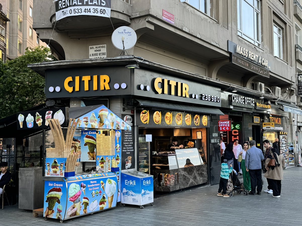 ysrdnl's tweet photo. Şöyle yan yana, aynı açıdan paylaşalım. 

İstanbul’u böyle böyle tükettik: https://t.co/1vbgnNou6n