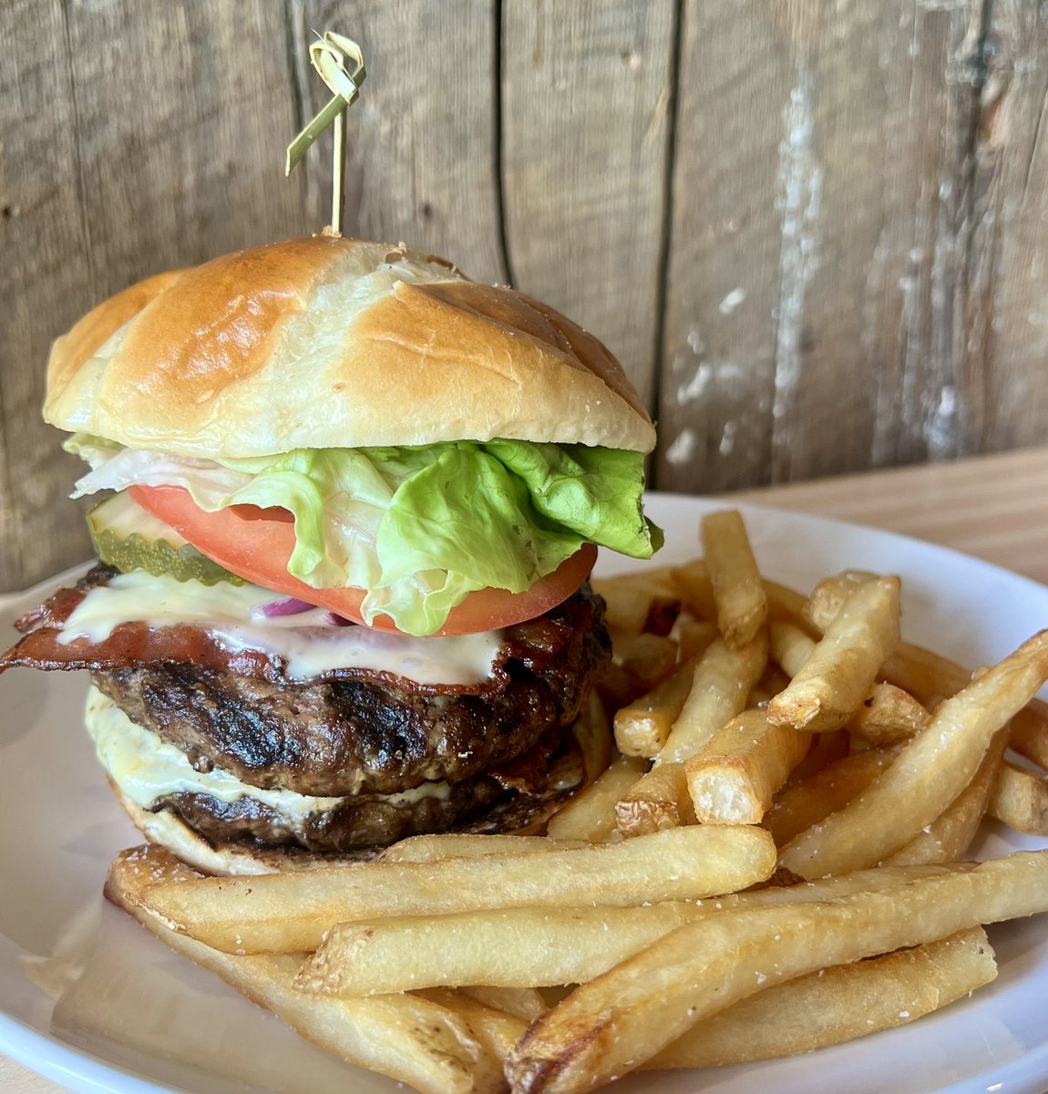What should you be ordering on both #NationalBeefBurgerDay and #NationalHamburgerDay during #NationalBurgerMonth?  How about a Roadside Double Bacon Cheeseburger!
@NewEnglandInfo @NHLRA @NHBR  @ManchInkLink @wmur9 @luvMHT 
#manchesternh #burgers #lunch #burgertime #newhampshire