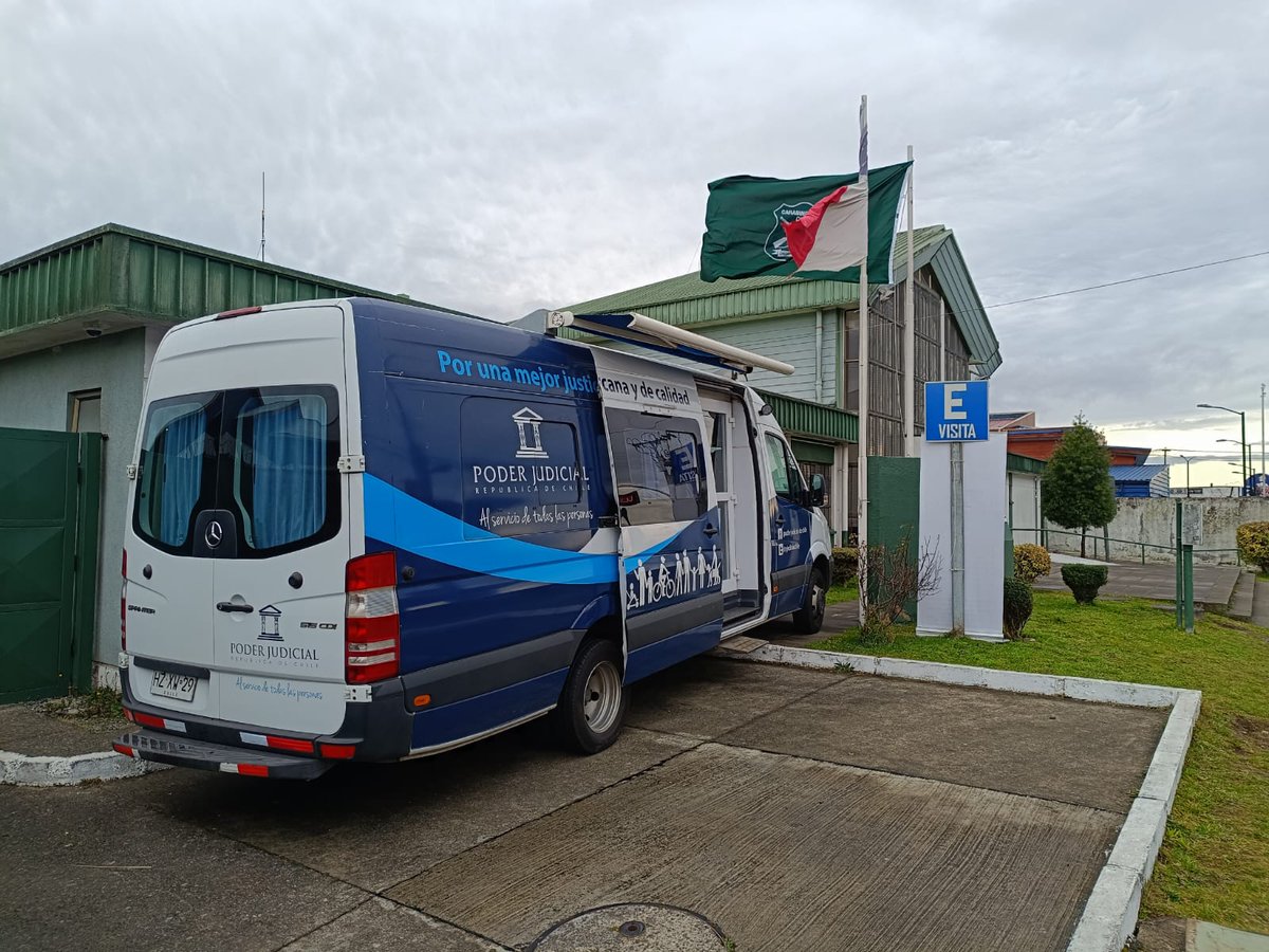 En el frontis de la 7ma. Comisaría de Carabineros de #PuertoMontt ha estado atendiendo durante esta jornada el 'Bus de la Justicia'. Se trata de la unidad móvil del @PJudicialChile que estará hasta las 14 horas en el sector. #CarabinerosDeTodos